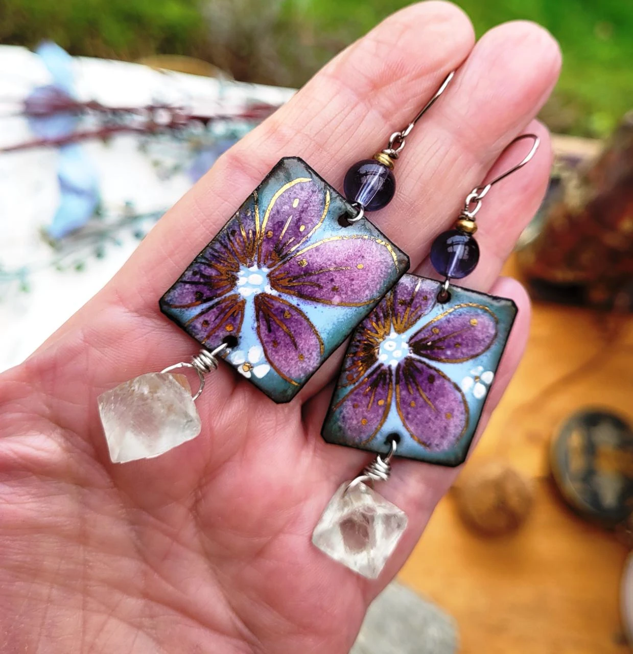 Boucles d'oreille natures avec charme émail artisanal fleurs, octaèdre fluorite